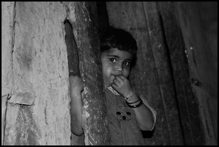 लपून पाहणारी चिमुरडी-आमच्या यजमानांचं शेंडेफळ! :)