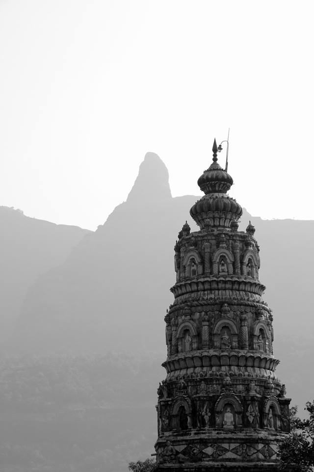 पाने गावातील राम मंदिर आणि मागे उभा असलेला लिंगाणा! (छायाचित्र - सुदेश रेणुसे)
