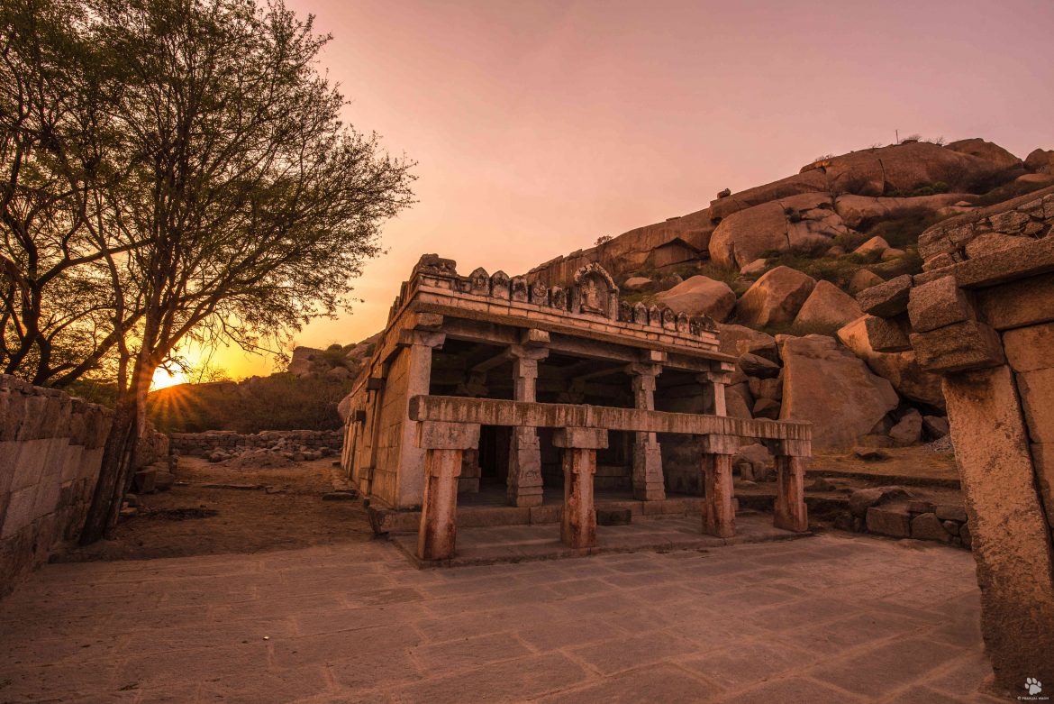 बसवअण्णा मंदिराच्या सोबतची मंतरलेली संध्याकाळ बल्लरी किल्ल्याच्या पायथ्याशी असलेल्या बसवण्णा मंदिराच्या आवारात समोर उभा ठाकलेला सांज देखावा अधाशासारखा पहात राहिलो!