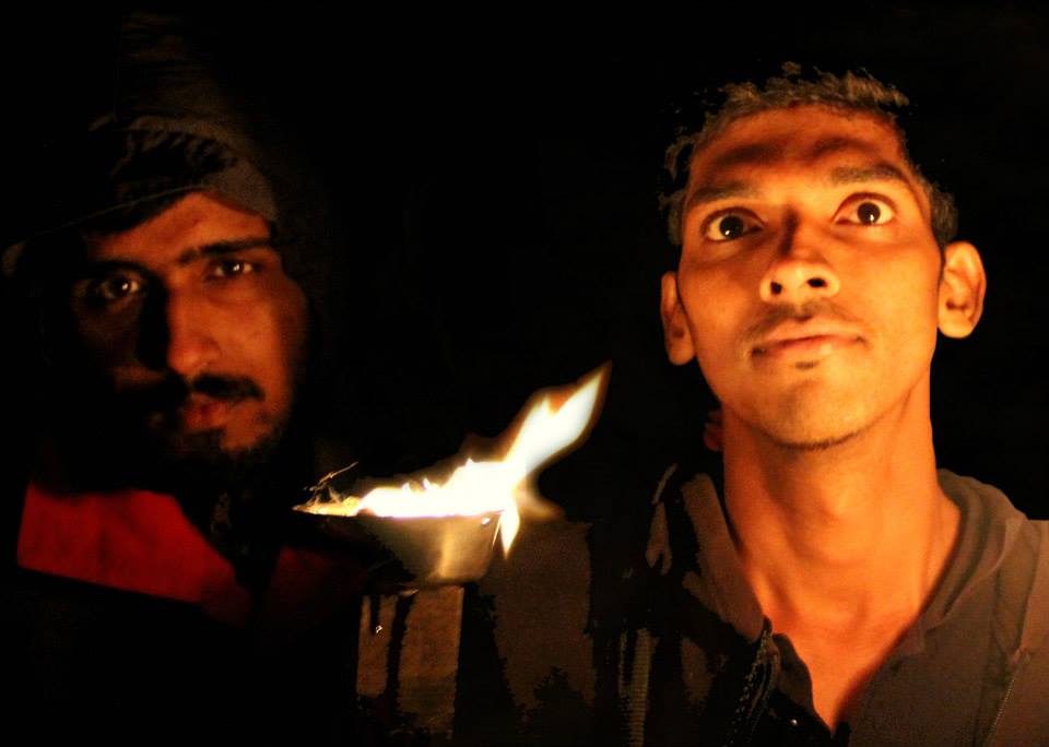 मशालींच्या उजेडात न्हाऊन निघालेले संचित आणि सुदेश! (छायाचित्र - प्रांजल वाघ)