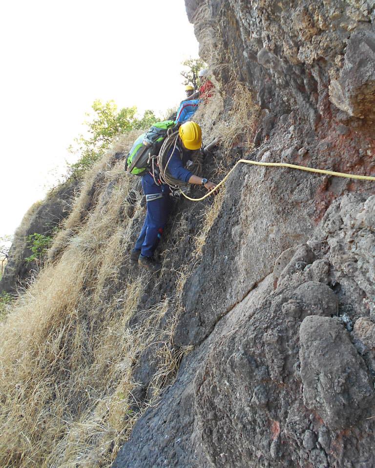 लिंगाण्याला वळसा देताना लागणारा तुटलेला कातळटप्पा - (छायाचित्र - अरुण सावंत)
