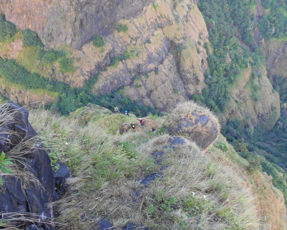 सूर्य असतास जाऊ लागला तरी आमची चढाई चालूच होती! (छायाचित्र - अरुण सावंत)