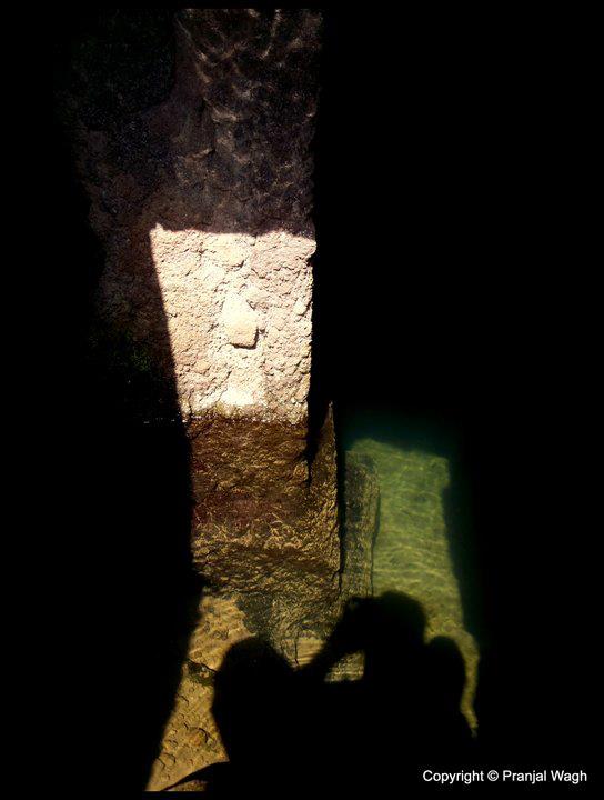 राजवाड्याच्या खाली खोदलेली प्राचीन खांब टाकी  