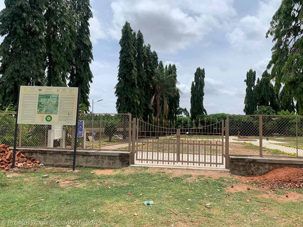 व्यवस्थित कुंपण आणि फाटक असलेले आवार नजरेस पडले आणि चटकन लक्षात आले - हीच महाराज शहाजींची समाधी!