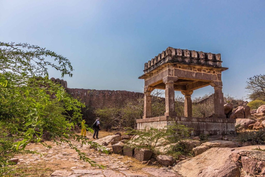 किल्ल्याच्या आतील विधी मंडप (?) आणि मागच्या भिंतीवर असलेल्या जाळीदार चर्या!