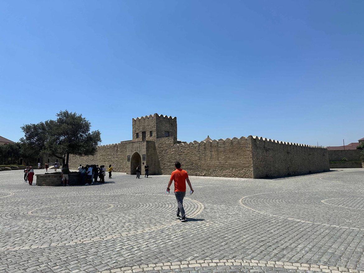 आतेशगाह - मंदिराची कोटसदृश तटबंदी