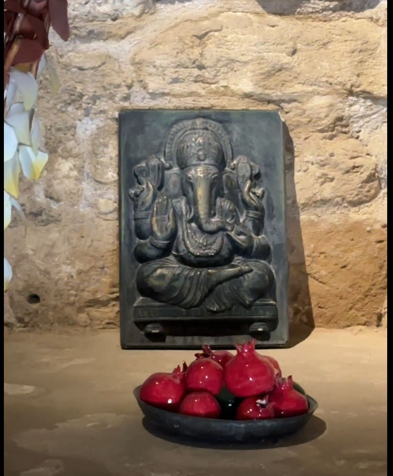आतेशगाह येथे एका खोलीत हल्लीच ठेवलेली गणेशाची मूर्ती!
