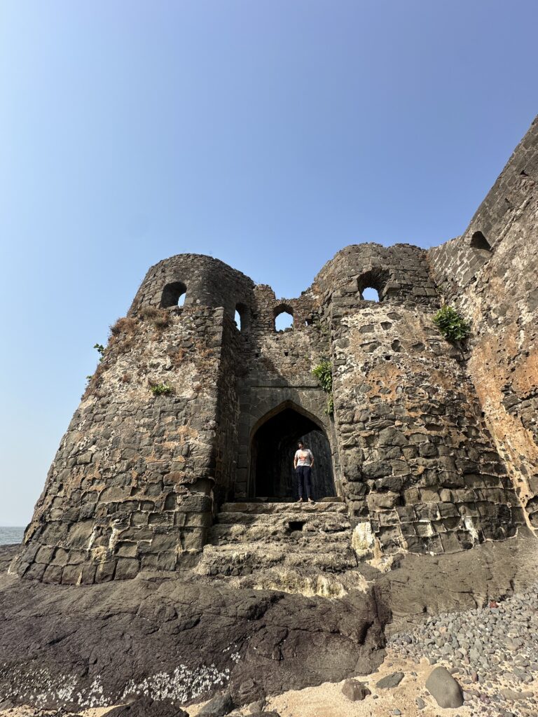 मुरूडच्या बाजूला तोंड करून उभा असेलला महादरवाजा!