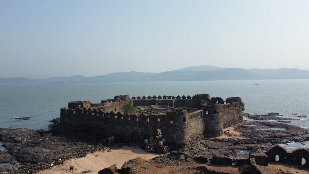 पद्मदुर्ग आणि मागे दिसणारा मुरुडचा प्रदेश