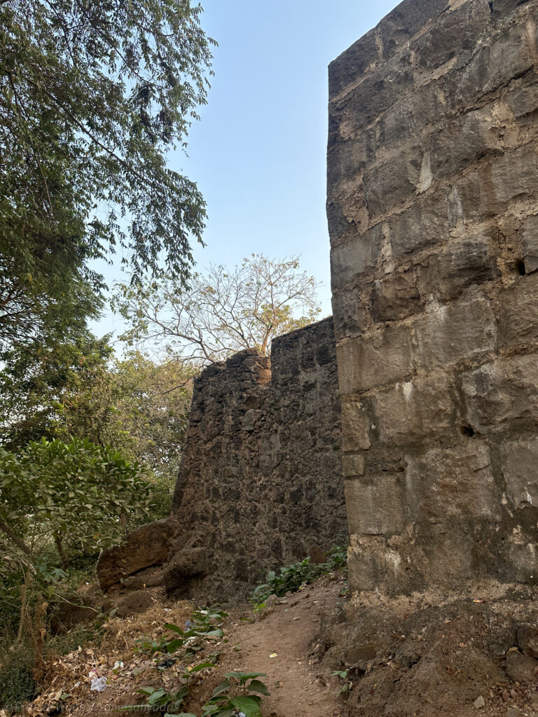 जुनी आणि नवी तटबंदी