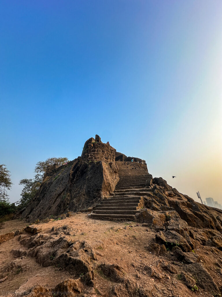 नवीन वर्षाच्या पहिल्या सूर्यकिरणात न्हाऊन निघालेला सायनचा किल्ला