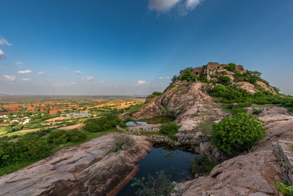 कनकुप्पे दुर्गच्या दुसऱ्या टेकडीवरून दिसणारा तिसरा किल्ला आणि पाण्याची टाकी
