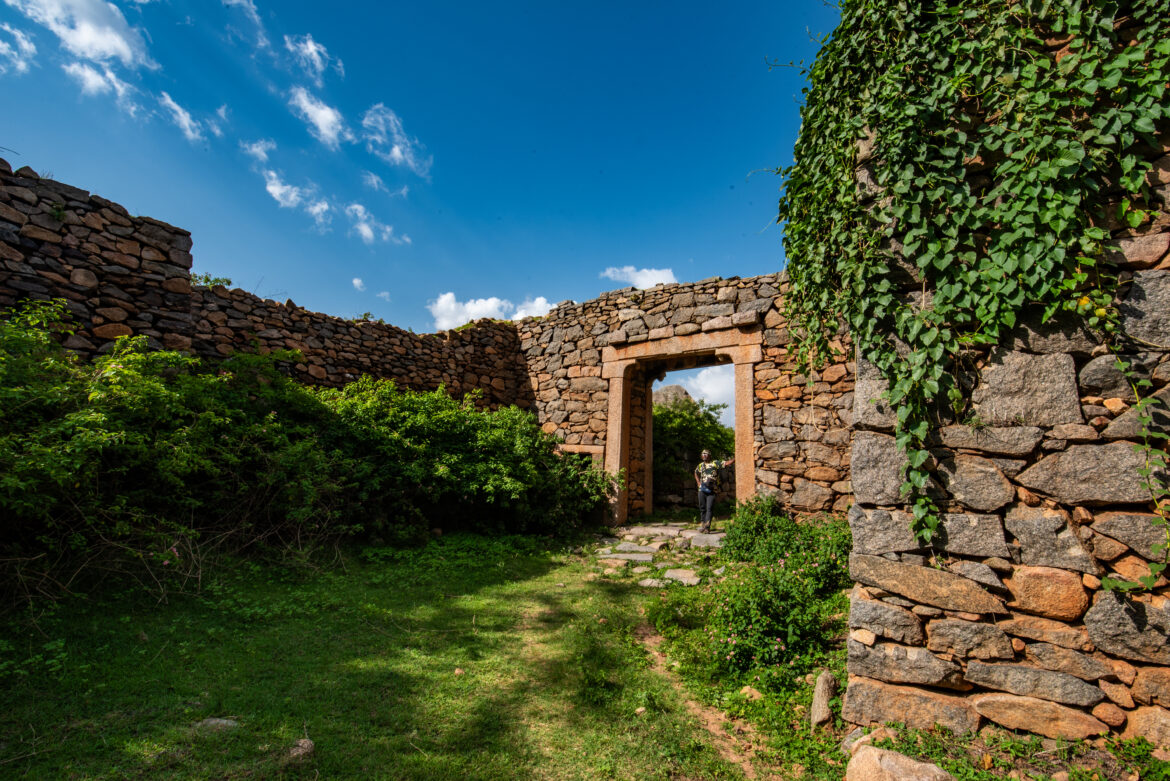 ३ टेकड्यामधील असलेलं, गावाच्या बाजूचं महाद्वार!