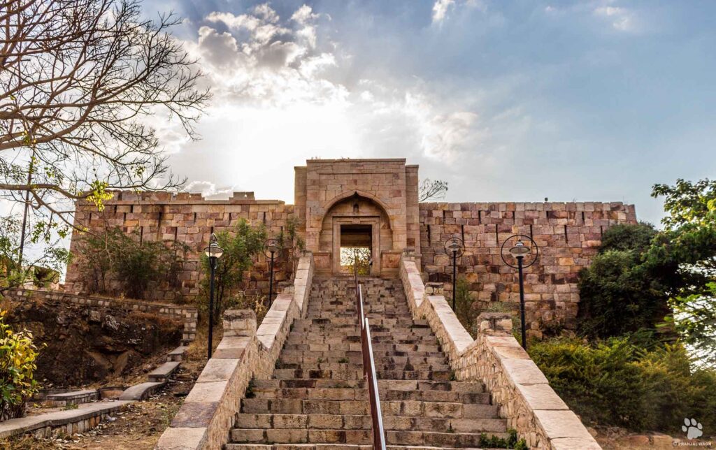 काडसिद्धेश्वर मंदिराचा परकोट आणि बालेकिल्ला 