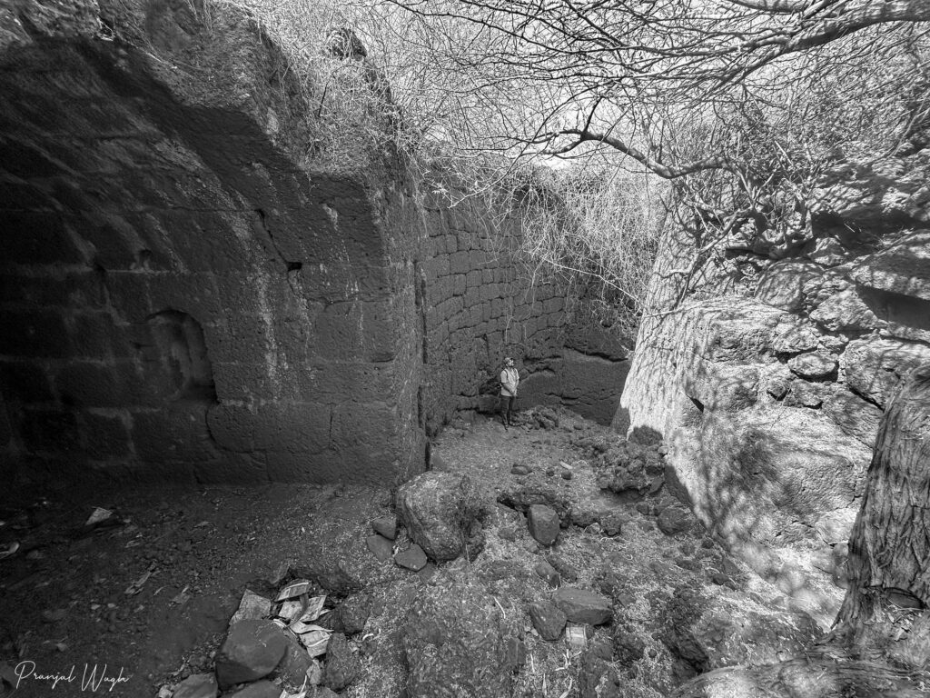 भग्गोन मुखी महाद्वार आणि कमानदार देवड्या - होन्नुरगड