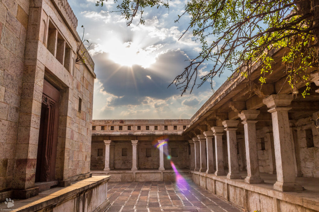 काडसिद्धेश्वर मंदिराच्या परकोटाचा परिसर