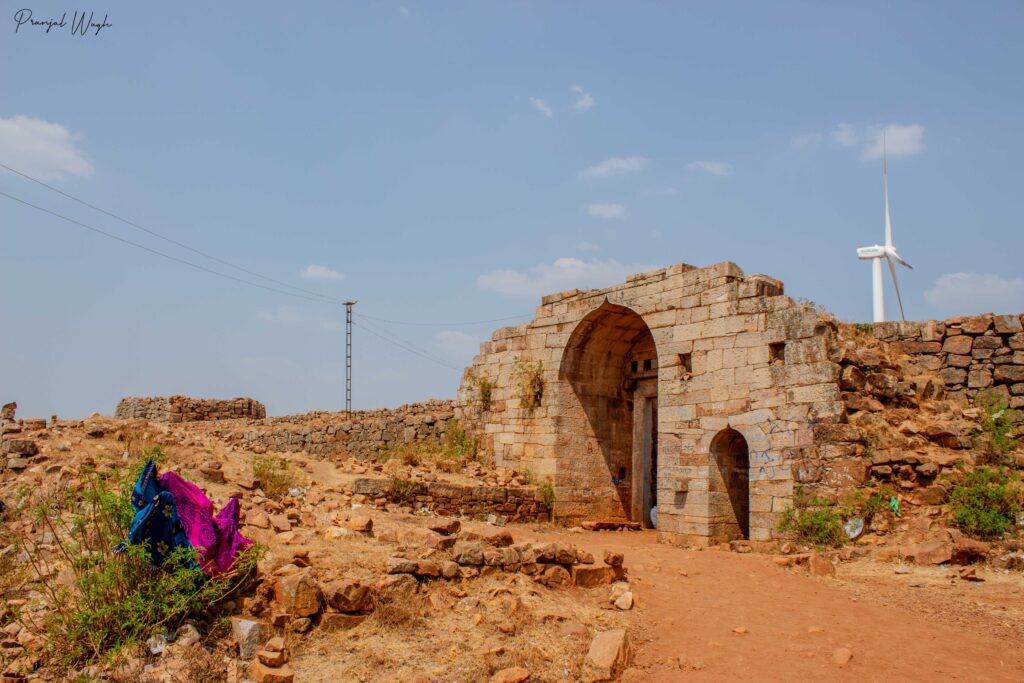 मराठा शैलीत बांधलेला किल्ल्याचा मुख्य दरवाजा!