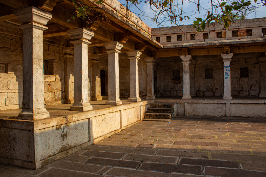 काडसिद्धेश्वर मंदिराच्या परकोटात असलेले २०० हून अधिक डिझाईन असलेले छज्जे!