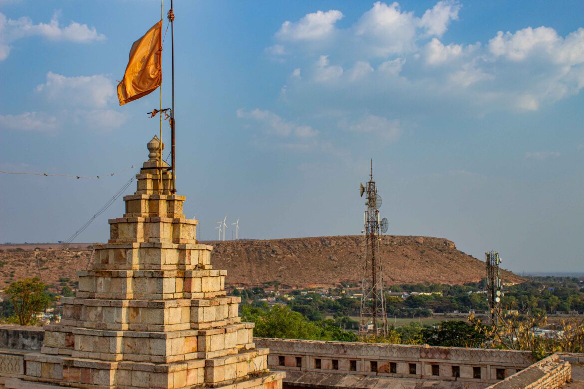 श्री काडसिद्धेश्वर मंदिराचे शिखर आणि मागे येलम्माच्या डोंगरावर असलेला, शिवाजी महराजांनी स्वराज्यात आणलेला परसगड!