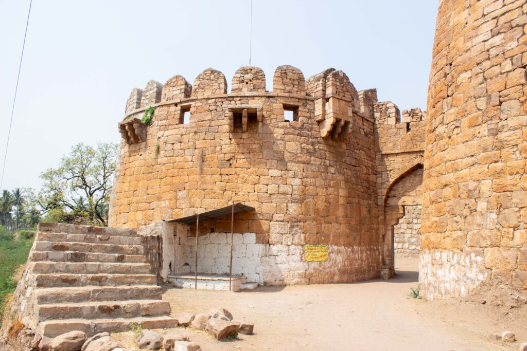 मलप्रभा नदीकडील तोरगळचे भव्य दरवाजे