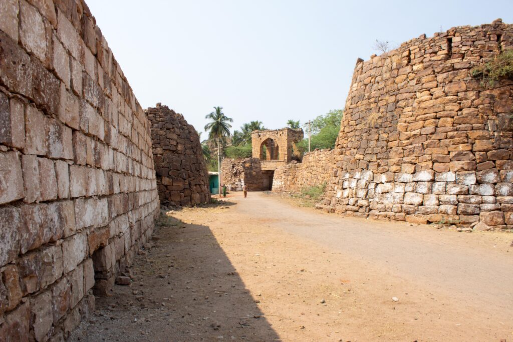 मलप्रभा नदीकडील तोरगळचे भव्य दरवाजे आणि त्यावरील नगारखाना