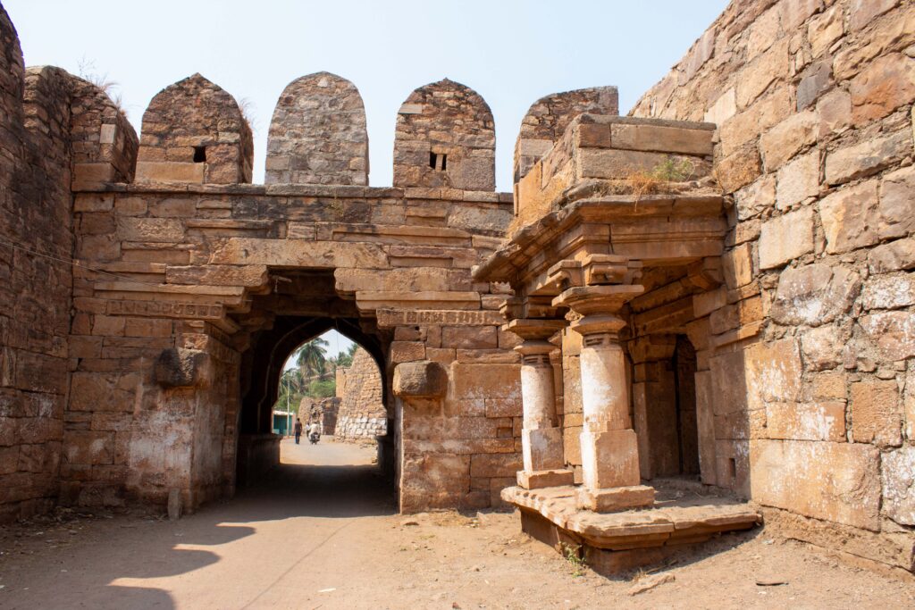 मलप्रभा नदीकडील तोरगळचे भव्य दरवाजे आणि सुबक देवडी!