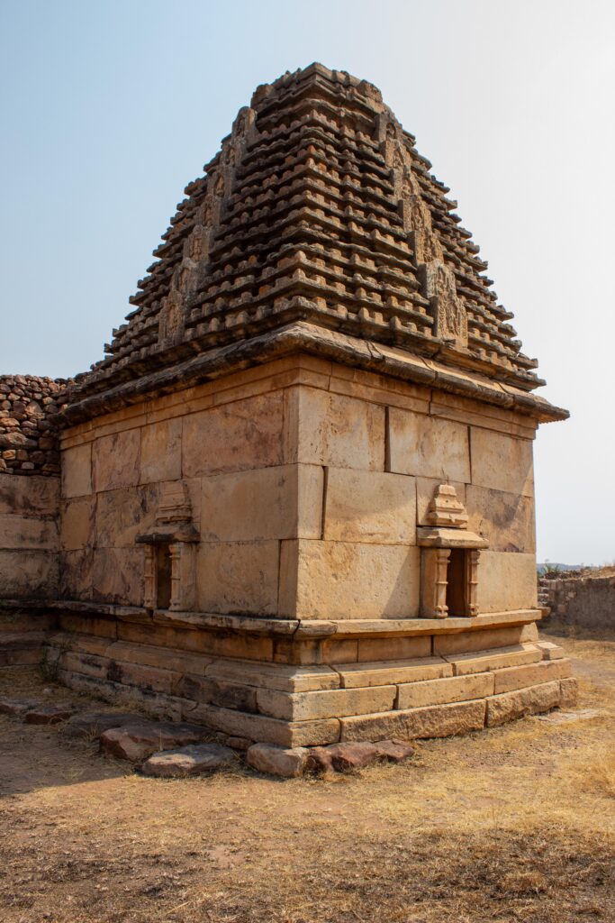 राजा भूताशायाने बांधलेले कदंब-चालुक्यकालीन भूतनाथ मंदिर