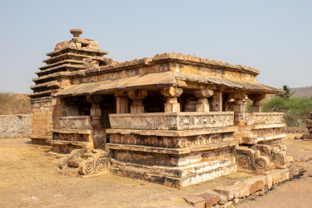 राजा भूताशायाने बांधलेले कदंब-चालुक्यकालीन भूतनाथ मंदिर